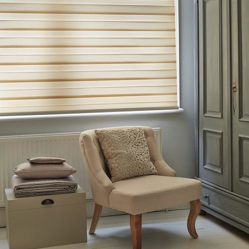 Day and night blind showing alternating sheer and solid fabric bands